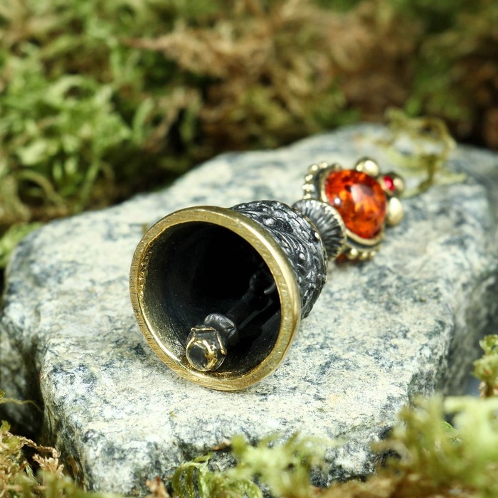 Колокольчик сувенирный из латуни с янтарем "Растительный орнамент" 2,4х5,5 см