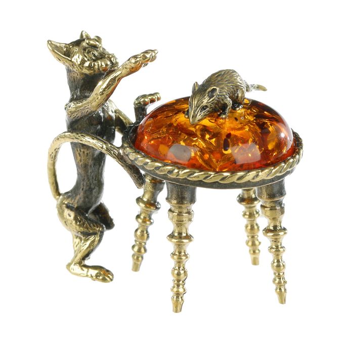 Сувенир из латуни и янтаря "Кот и мышка на пуфике" 4,3х4 см