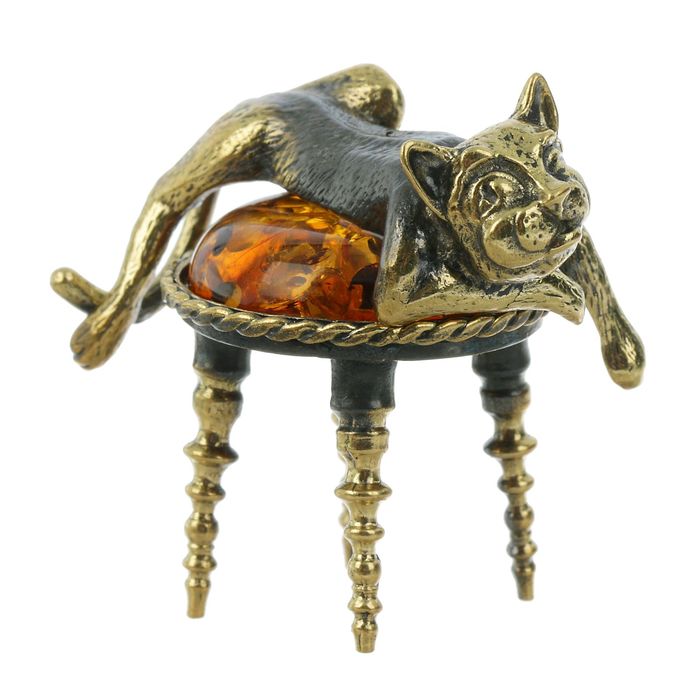 Сувенир из латуни и янтаря "Кот на пуфике отдыхающий" 4х4,2 см