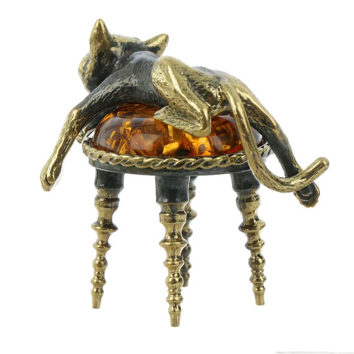 Сувенир из латуни и янтаря "Кот на пуфике отдыхающий" 4х4,2 см