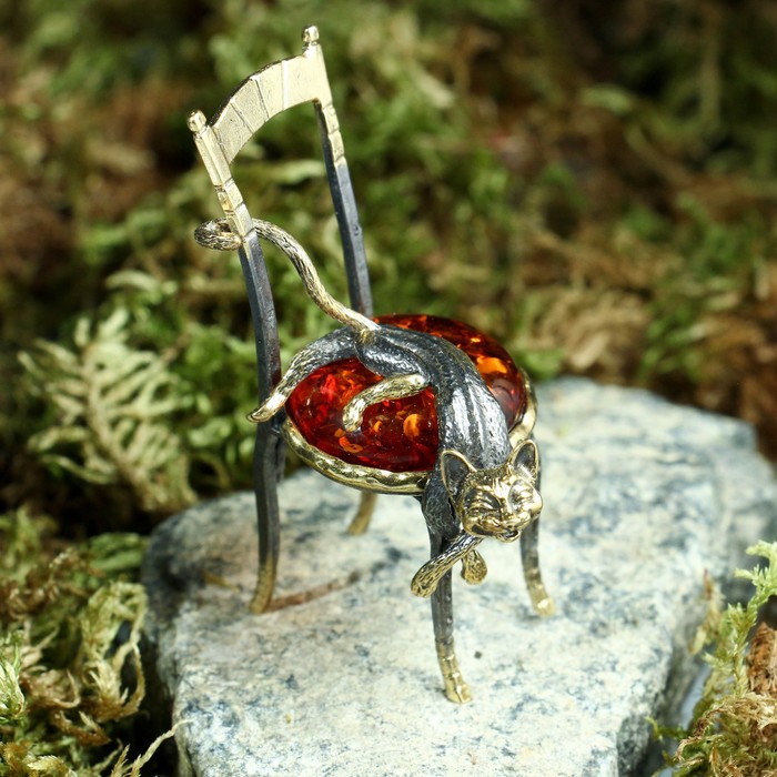 Сувенир из латуни и янтаря "Кот на стуле лежит" 4х6,5 см