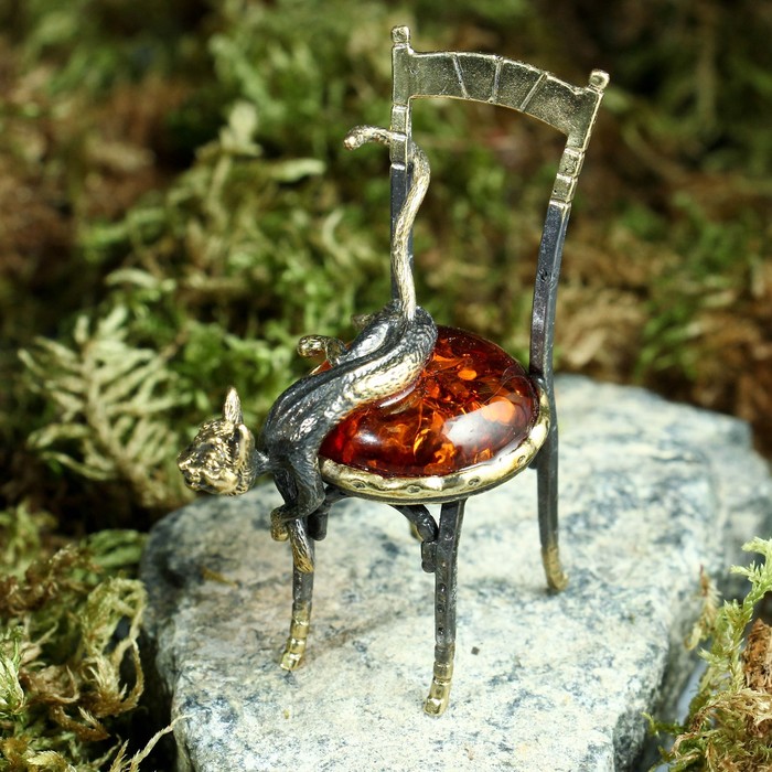 Сувенир из латуни и янтаря "Кот на стуле лежит" 4х6,5 см