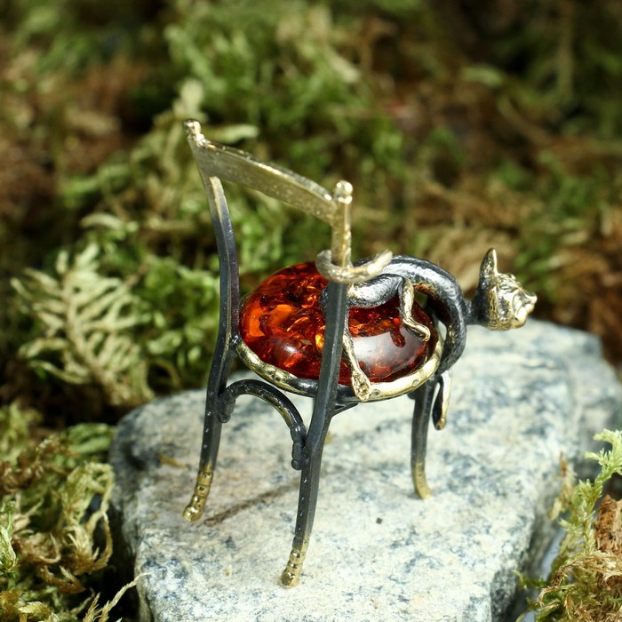 Сувенир из латуни и янтаря "Кот на стуле лежит" 4х6,5 см