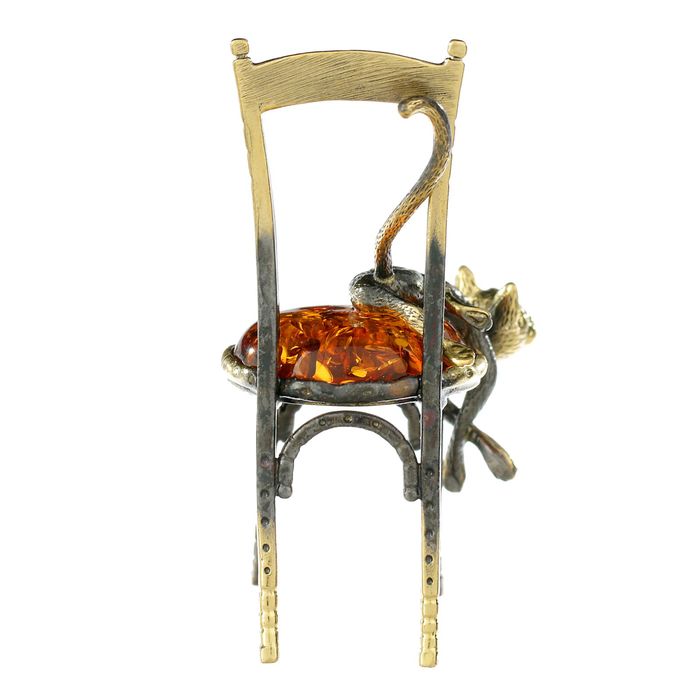 Сувенир из латуни и янтаря "Кот на стуле лежит" 4х6,5 см