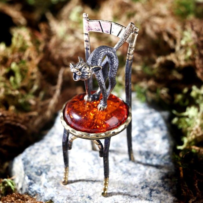 Сувенир из латуни и янтаря "Кот на стуле стоит" 3х6,5 см