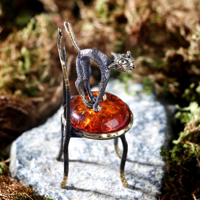 Сувенир из латуни и янтаря "Кот на стуле стоит" 3х6,5 см