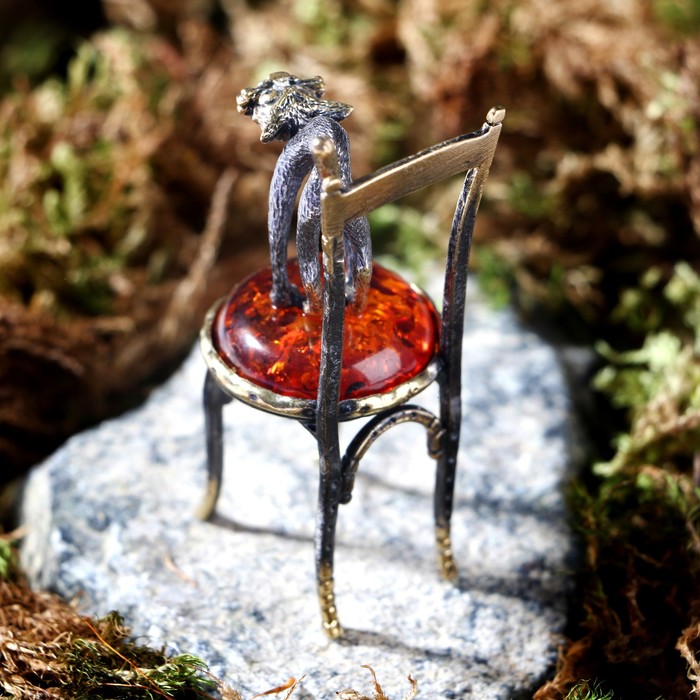 Сувенир из латуни и янтаря "Кот на стуле стоит" 3х6,5 см