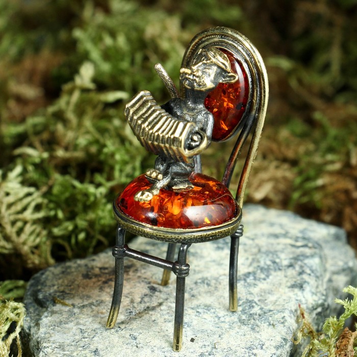 Сувенир из латуни и янтаря "Кот с гармошкой на стуле" 2,5х6 см