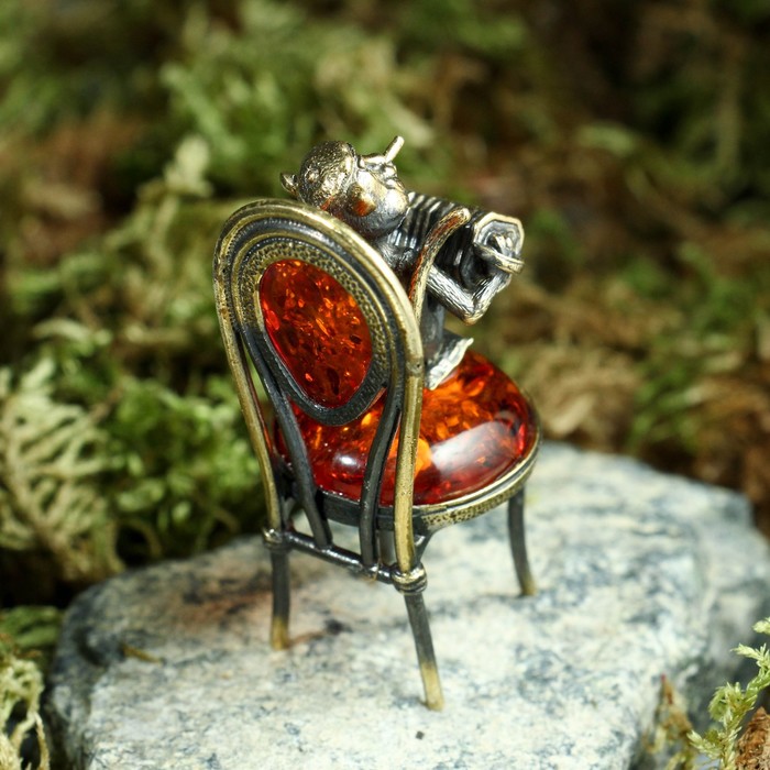 Сувенир из латуни и янтаря "Кот с гармошкой на стуле" 2,5х6 см