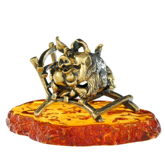 Сувенир из латуни и янтаря "Поросенок Хрюша на кушетке" 5,9х3,6 см