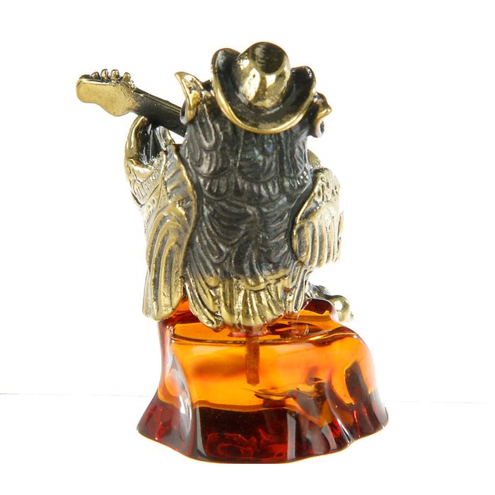 Сувенир из латуни и янтаря "Филин с гитарой" 3х3,7 см