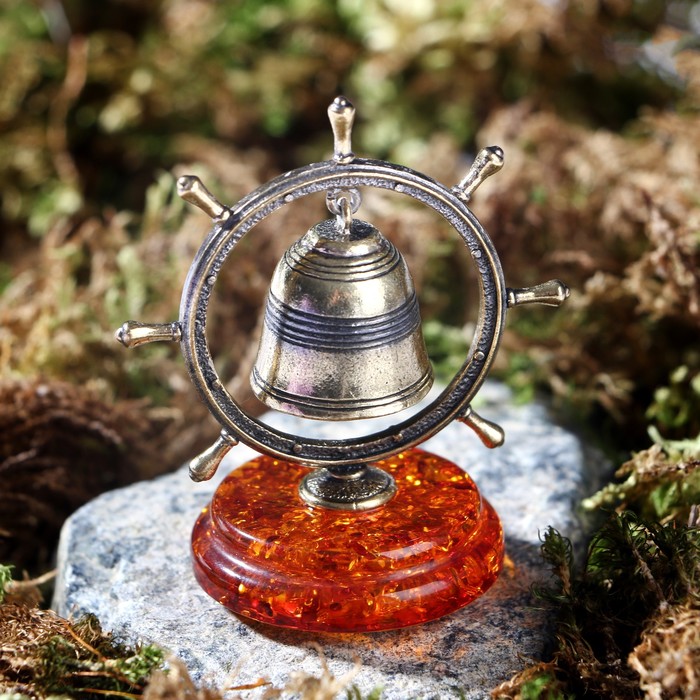 Сувенир из латуни и янтаря "Штурвал с колокольчиком" 5,4х5,9 см