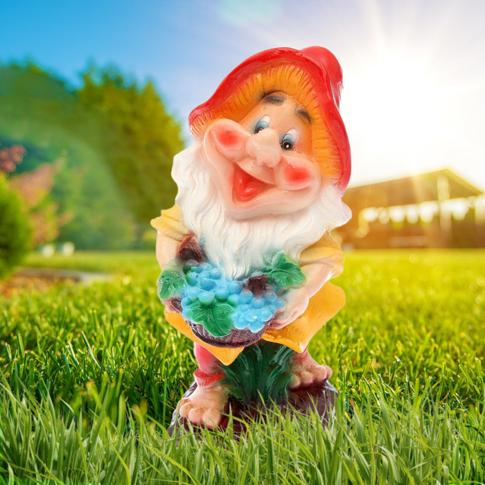 Садовая фигура "Гном с виноградом"