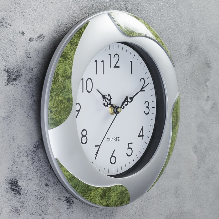 Часы настенные серия Сумрак,круг,рама камень халцедон завит. на хроме,циферблат белый d=25см