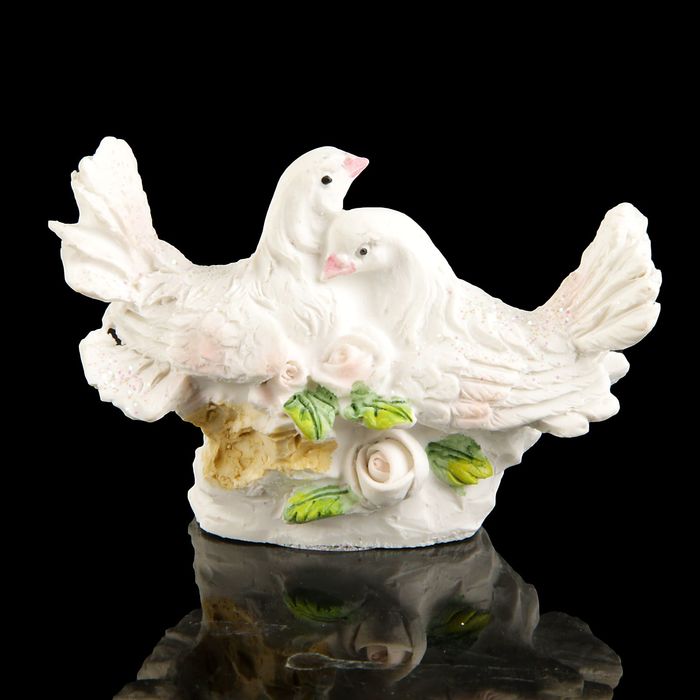 Сувенир полистоун "Голуби в розовых розах" МИКС 8х5х3 см