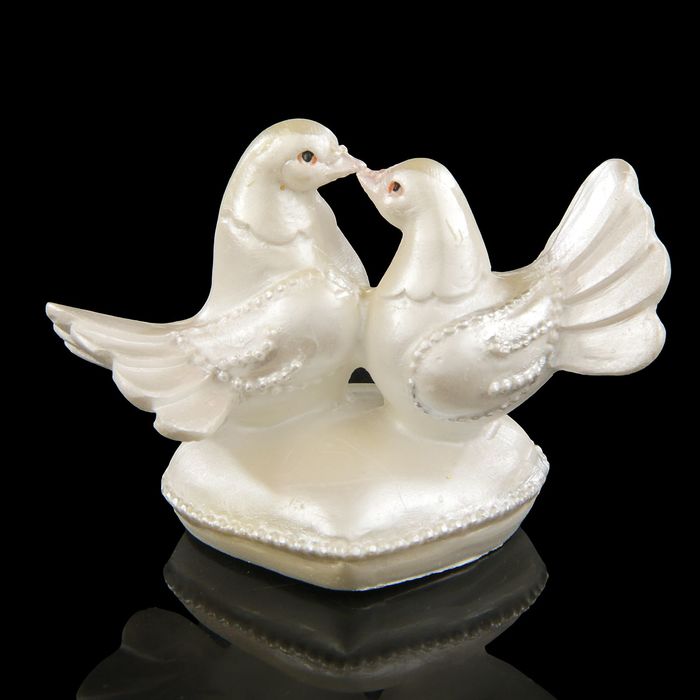 Сувенир полистоун "Голубки жемчужные на сердце" 6,5х4х4,5 см