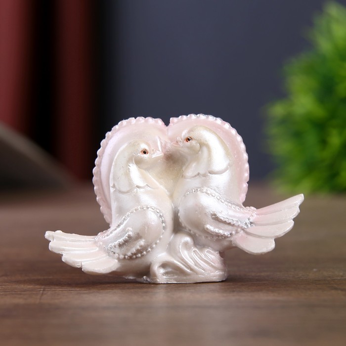 Сувенир полистоун "Голубки жемчужные у сердца" 6,5х4х3,5 см