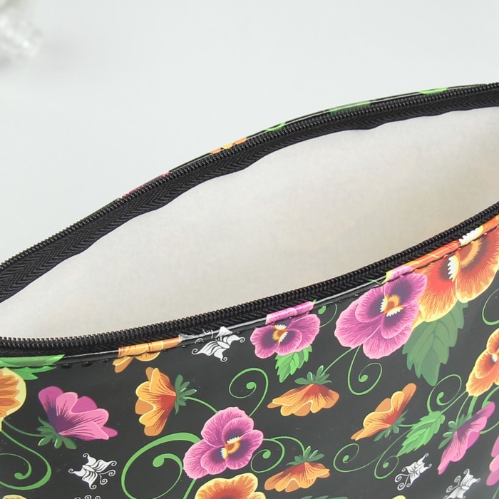 Косметичка простая на молнии "Цветы", 1 отдел, цвет чёрный