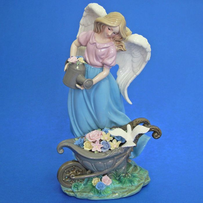 Статуэтка "Ангел с цветами", фарфор 16х17х31 см
