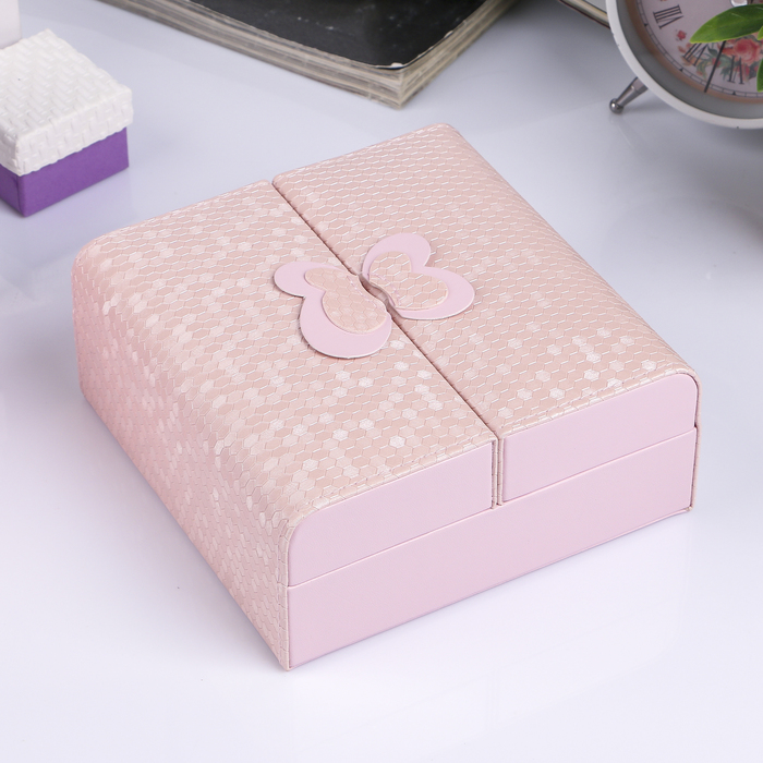 Шкатулка кожзам для украшений "Бабочка" нежно-розовая 6,5х15х15 см