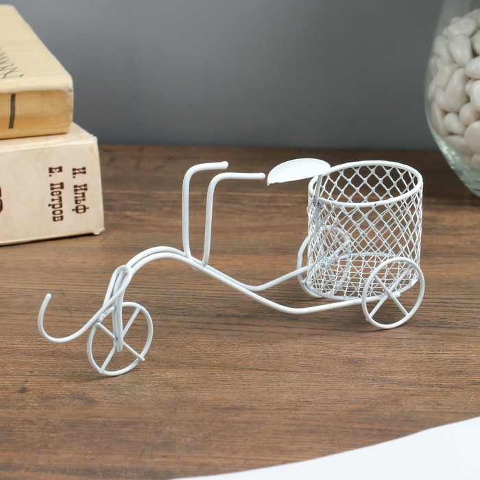 Сувенир металл "Велосипед трёхколесный с корзинкой" белый 8,5х14х7 см