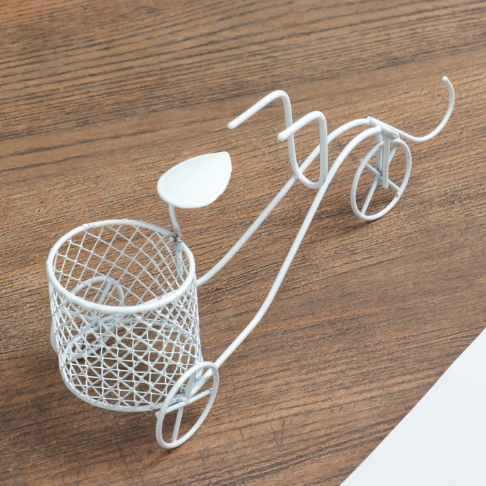 Сувенир металл "Велосипед трёхколесный с корзинкой" белый 8,5х14х7 см