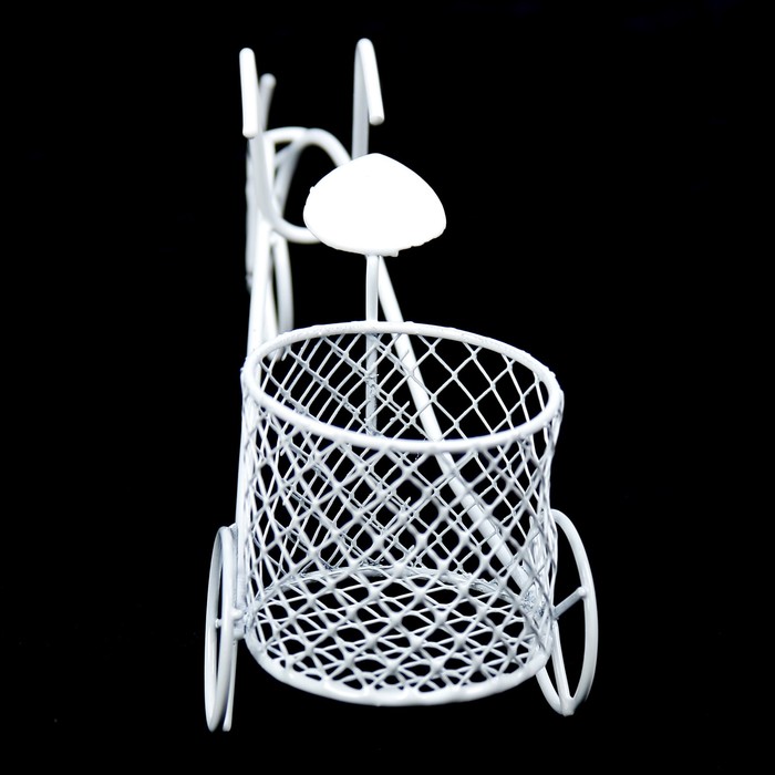 Сувенир металл "Велосипед трёхколесный с корзинкой" белый 8,5х14х7 см