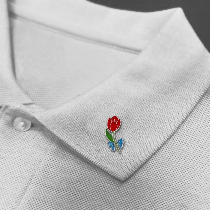 Открытка со значком "С 8 Марта"