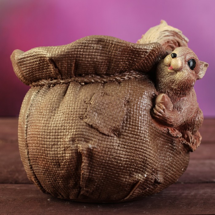 Фигурное кашпо "Белка на мешке", микс