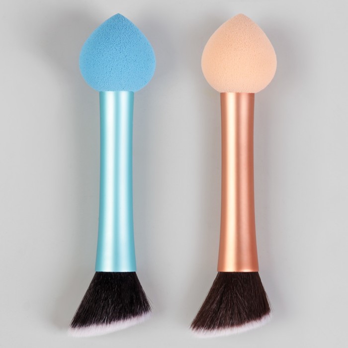 Кисть для макияжа/пудры и румян, со спонжем, двусторонняя, скошенная, цвет МИКС