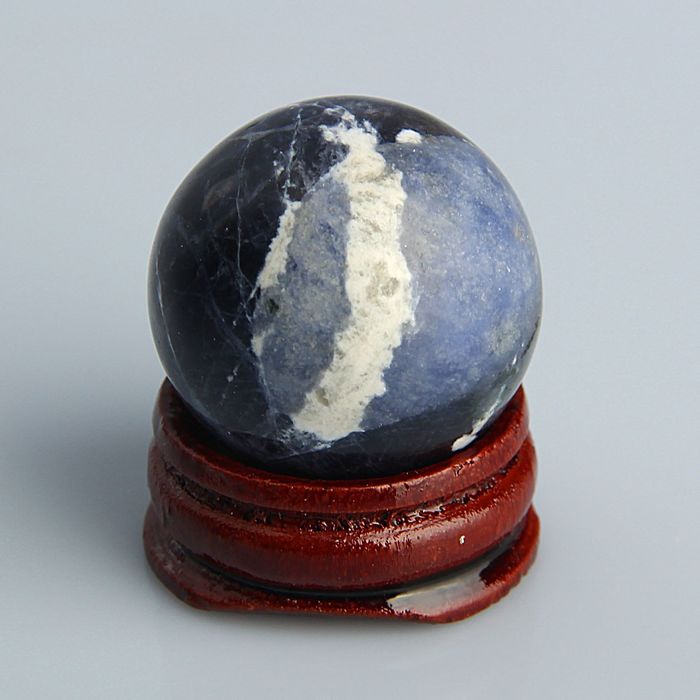 Шар из камня. Содалит от 29мм/55г: подставка, коробка
