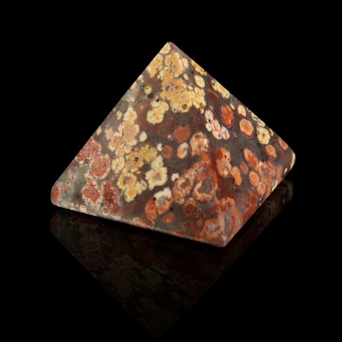 Пирамида из камня. Звёздный камень от 38х33мм/80г: коробка