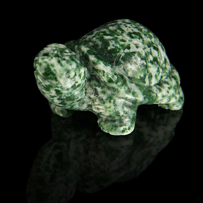 Фигурка черепахи от 49х32мм/48г, жадеит