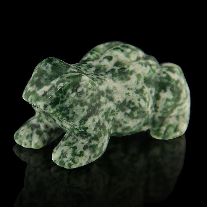 Фигурка лягушки от 49х30мм/48г, жадеит