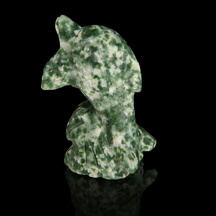 Фигурка дельфина от 47х27мм/48г, жадеит