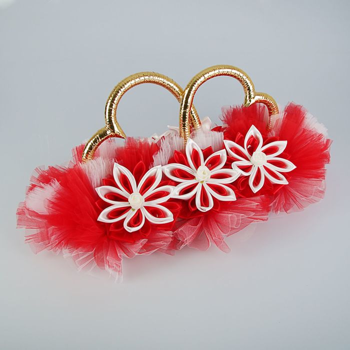 Кольца в форме сердца «Канзаши» на крышу, с цветами ручной работы, на красно-белой подставке из фатина