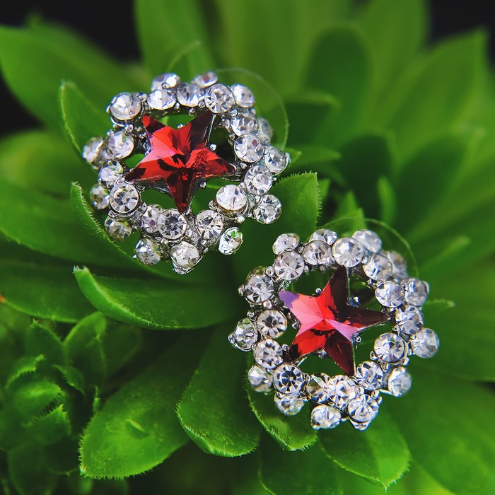 Серьги со стразами "Звезда" в рамке, цвет бело-красный в серебре