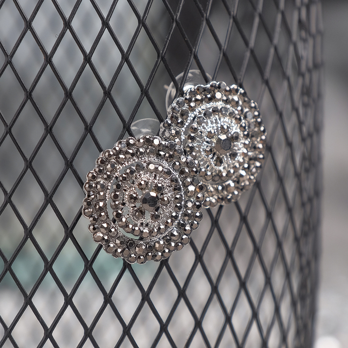 Серьги со стразами "Круг" узорный, цвет тёмно-серый в серебре