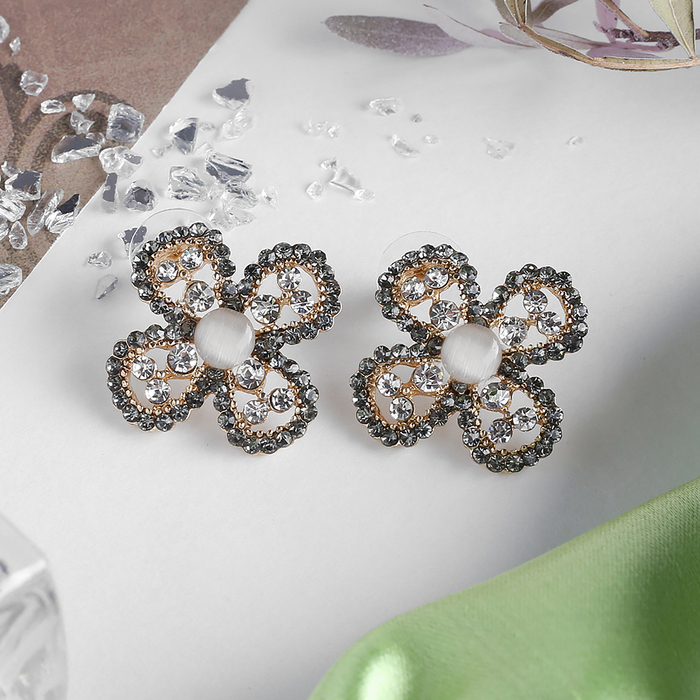 Серьги "Цветок" четырёхлистник, цвет серо-белый в золоте