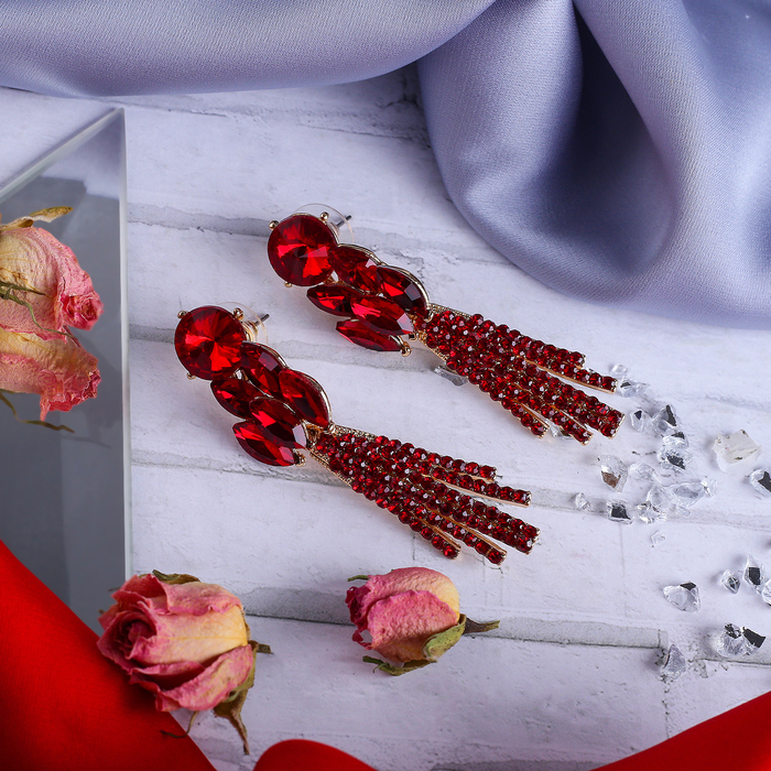Серьги висячие со стразами "Роскошь" восток, цвет красный в золоте