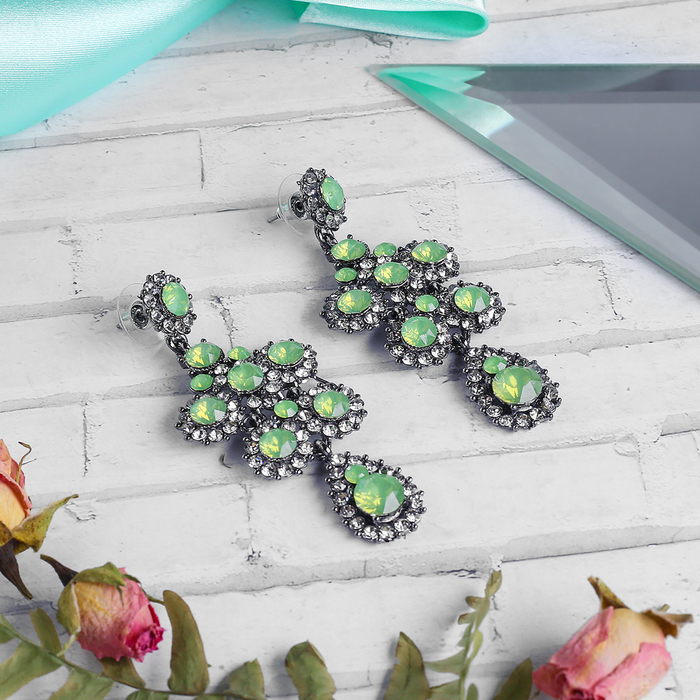 Серьги висячие со стразами "Капля" роскошь, цвет бело-зелёный в сером металле