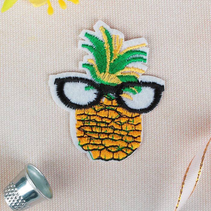 Термоаппликация "Ананас в очках", 5,5*4,5см, цвет жёлтый