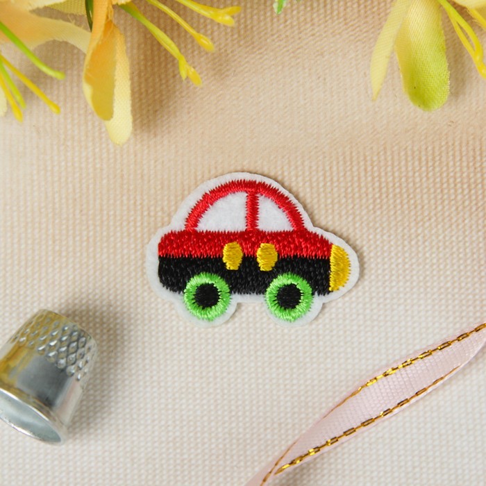 Термоаппликация "Машинка", 3,2*2,3см, цвет красный