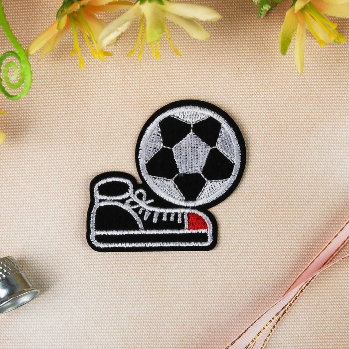 Термоаппликация "Мячик на ботинке", 5,5*5см, разноцветная