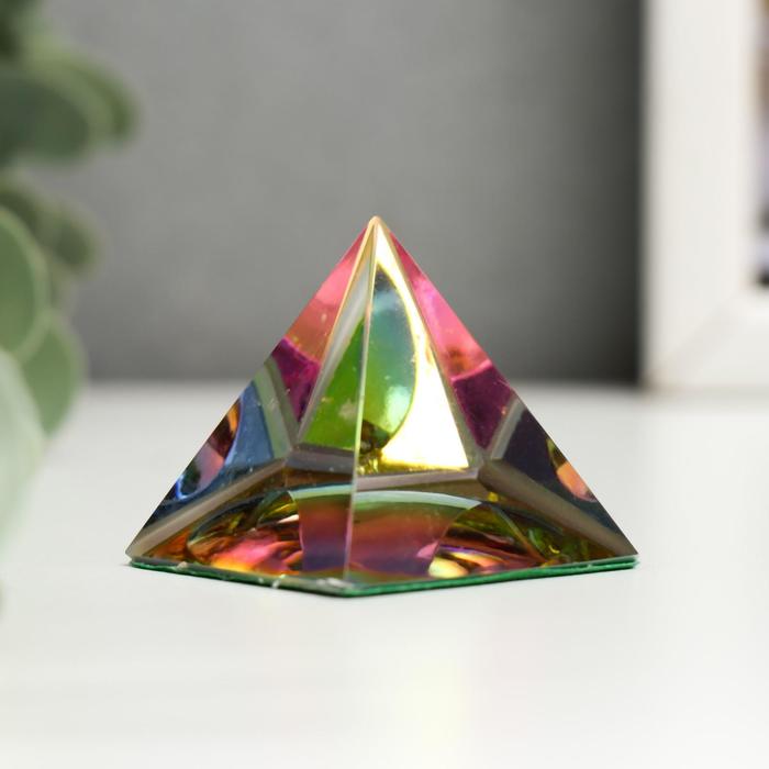 цена Сувенир стекло Пирамида голография 4х4х4 см