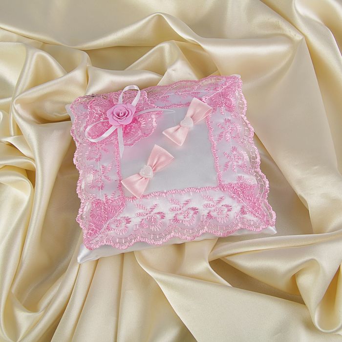 Подушечка для колец, белая с розовым кружевом