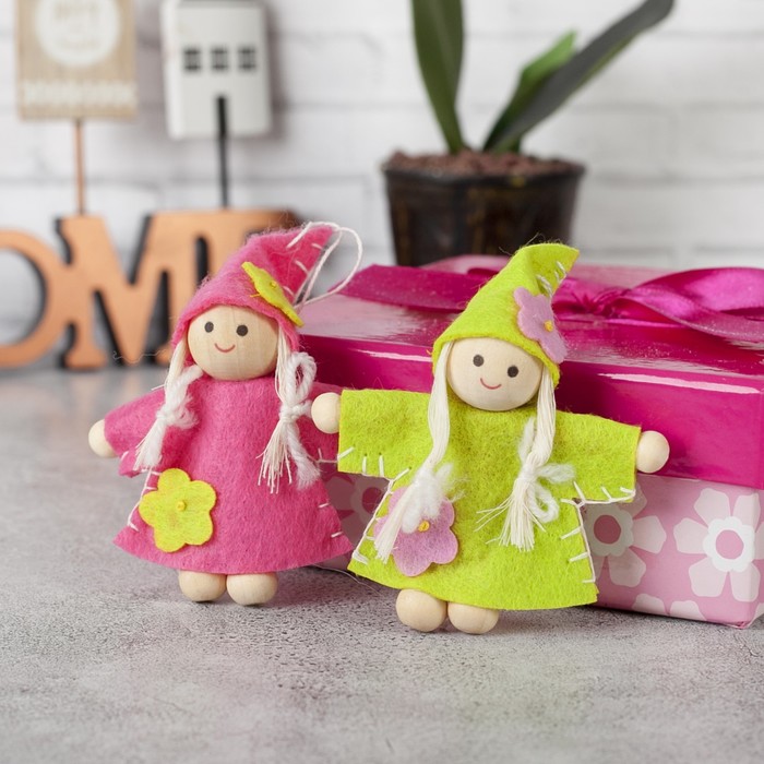 Игрушка - подвеска "Девочка в платьице", цвета МИКС