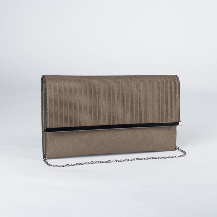 Клатч женский, 3 отдела на клапане, длинная цепь, цвет кофе