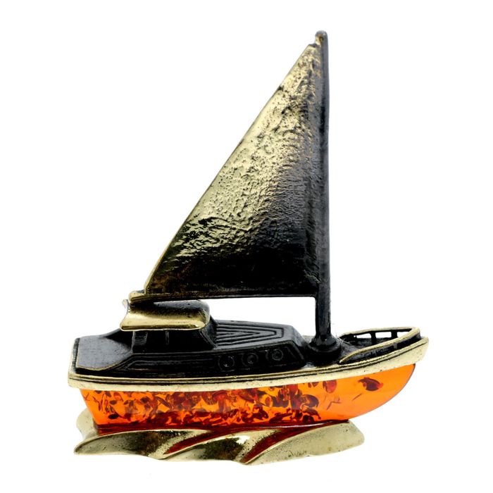 Сувенир из латуни и янтаря "Яхта" 5х6,5 см