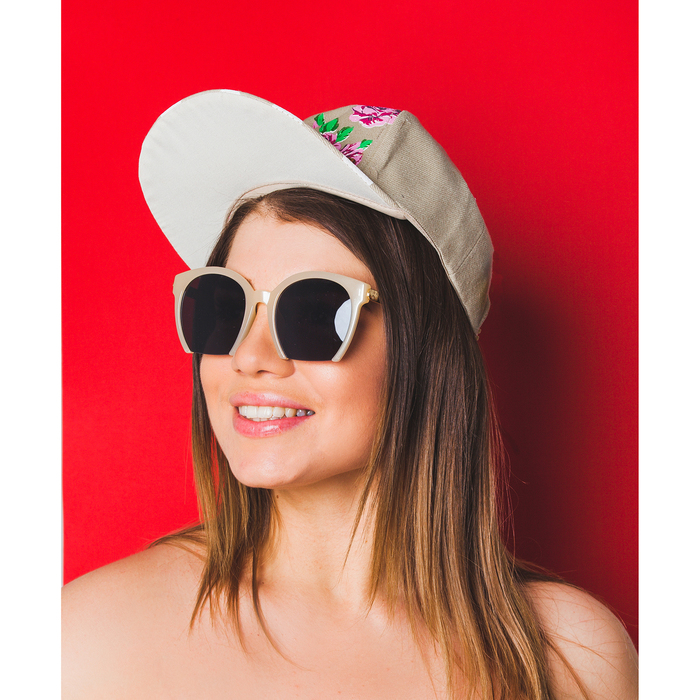 Очки солнцезащитные "Футуристические", оправа бежевая, дужки под золото, линзы чёрные